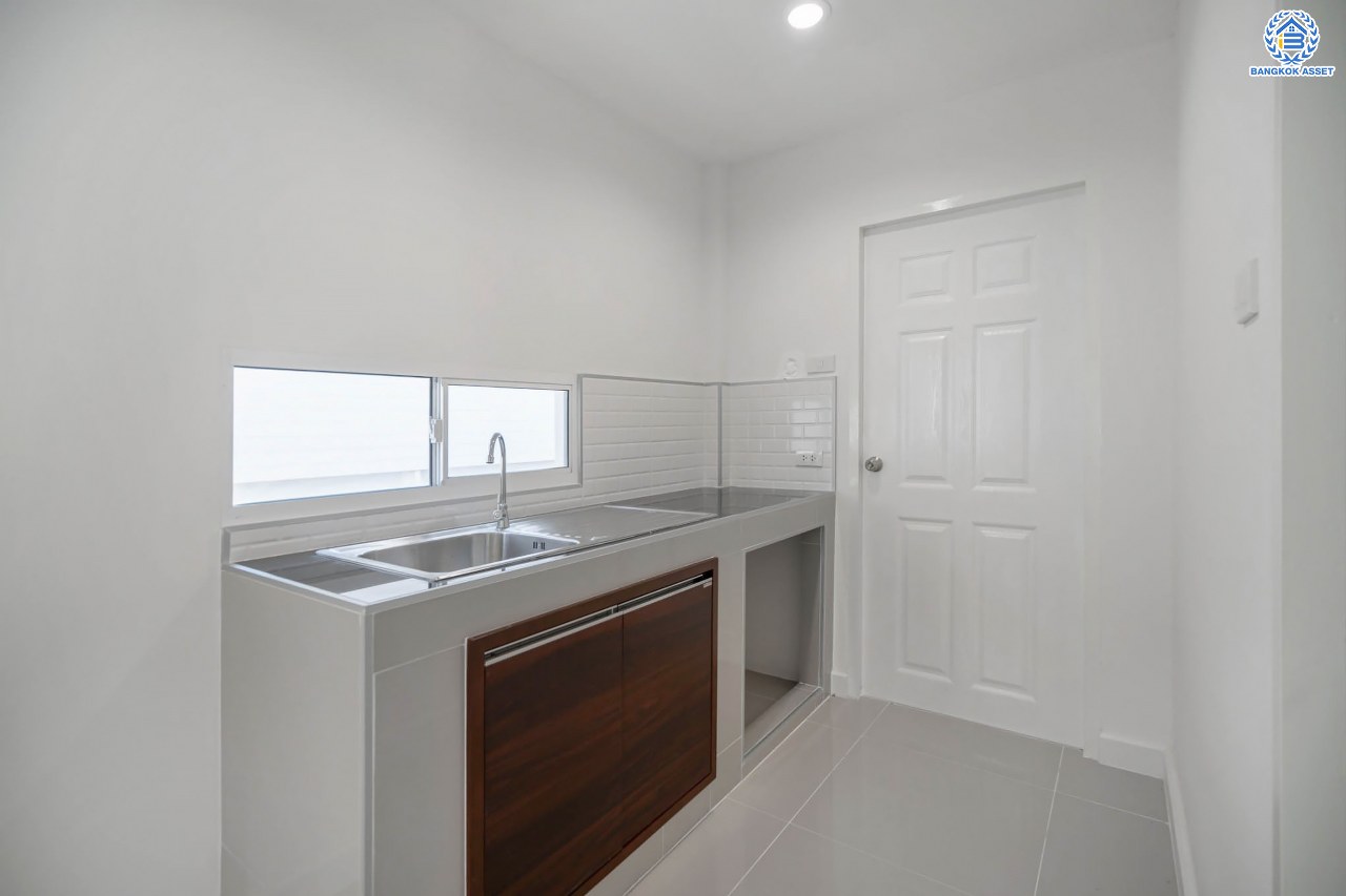 บ้านมือสองตกแต่งใหม่ ดีไซน์สวย โครงการ ชวนชื่นโมดัส จรัญฯ-ปิ่นเกล้า หลังมุม เนื้อที่ 54.7 ตร.ว. ฟังก์ชัน 3 ห้องนอน 2 ห้องน้ำ 1 ห้องอเนกประสงค์ จอดรถได้ 2 คัน รองรับทุกกิจกรรม บนทำเลเชื่อมต่อหลายเส้นทาง ใกล้จุดขึ้นทางด่วน "ประจิมรัถยา" และรถไฟฟ้าสายสีแดง "สถานีบางบำหรุ"